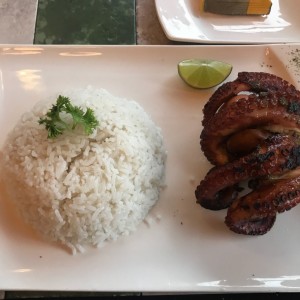 Pulpo a la parrilla con arroz. 