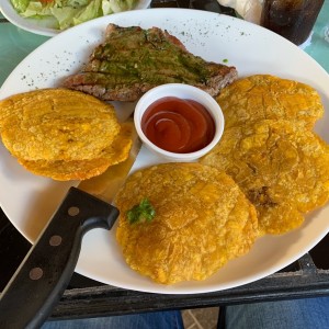 Filete de res con patacones. 