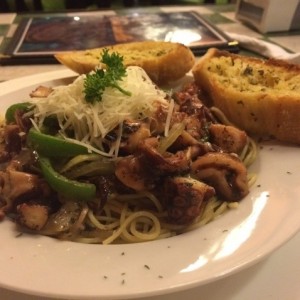 spaguetti con pulpo al ajillo 