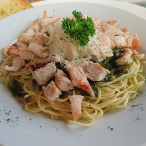 Spaghettini pesto con pollo.