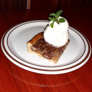 Pecan pie con helado de vainilla