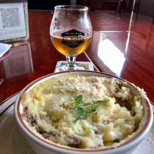 pastel de carne con cerveza artesanal 