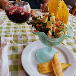 Coctel de camarones con aguacate, cilantro y tomate