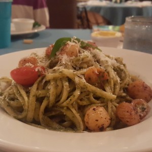 linguini al pesto con tomate y conchuelas