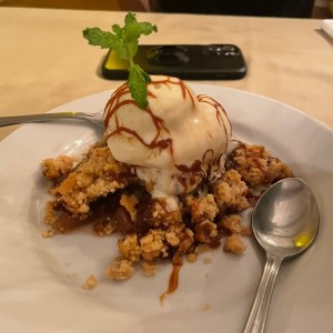 Dulce de manzana crocante, helado de vainilla y salsa de caramelo