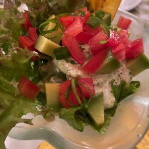 Coctel de camarones con aguacate, cilantro y tomate