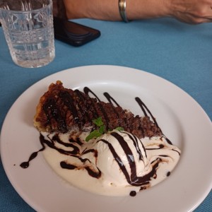 Pecan pie con helado de vainilla y salsa de chocolate