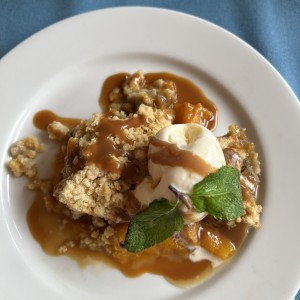 Dulce de manzana crocante, helado de vainilla y salsa de caramelo