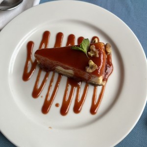 Cheesecake con costra de pepita y salsa de guayaba