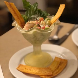 ceviche de camarones con aguscate y cilantro