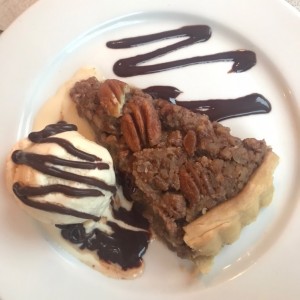 Pecan pie con helado de vainilla y salsa de chocolate