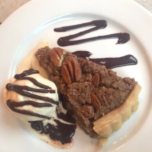 Pecan pie con helado de vainilla y salsa de chocolate