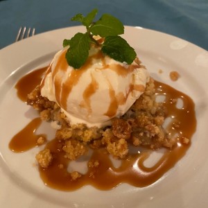 Dulce de manzana crocante ,helado de vainilla y salsa de caramelo