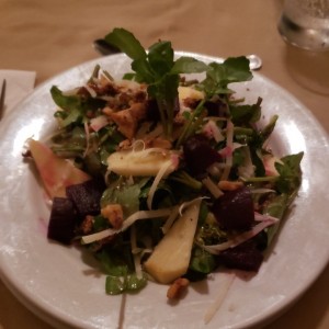 Ensalada de berro y mesclum, manzana, remolacha, Parmigiano y praline