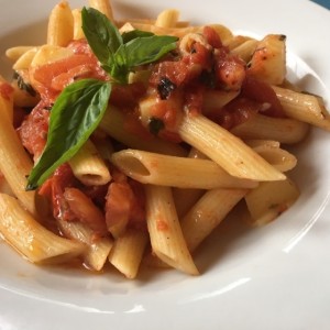 Penne con tomates, mozzarella y albahaca