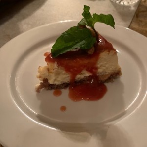 Cheesecake con costra de pepita y salsa de guayaba