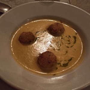 Crema de vegetales con croquetas de yuca rellenas de queso