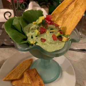 Coctel de camarones con aguacate, cilantro y tomate