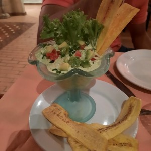 Coctel de camarones con aguacate, cilantro y tomate