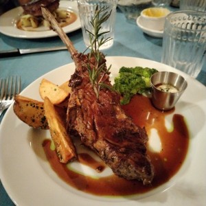 Tomahawk Brangus de Hacienda Bique: Ribeye con hueso con papas confitadas