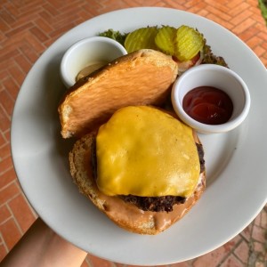 Hamburguesa de angus with cheddar or suize cheese, sourdough bread