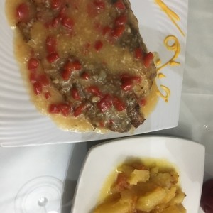 Filete de Corvina al Ajillo con Yuca al Moho