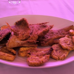 Corvina frita con malos patacones 