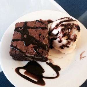 Brownie con helado