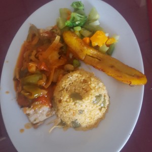 Filete de corvina a la criolla