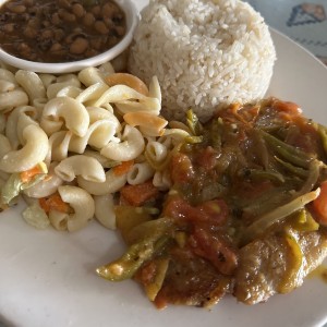 Escabeche de pescado con arroz, lentejas y ensalada de coditos