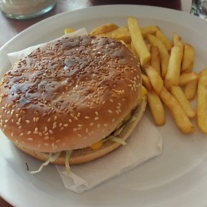 Queso burguesa y papas fritas