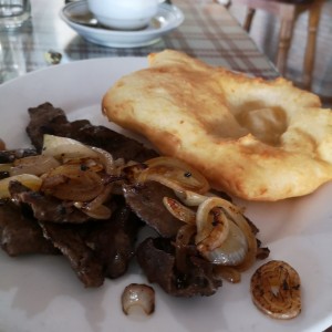 bistec de higado encebollado con hojaldrada