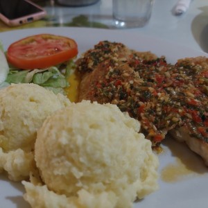 Filete de corvina al ajillo