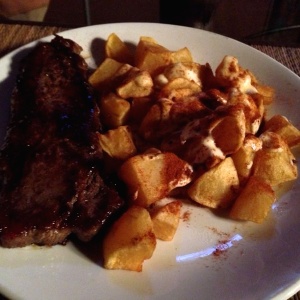 Filete con papas bravas