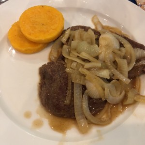 bistec encebollado