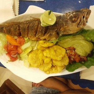 Pescado frito con patacones