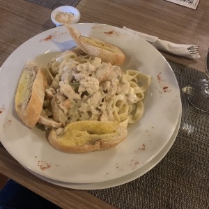 Fettuchinni de pollo en salsa Blanca 