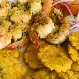 Camarones al ajillo con patacon 