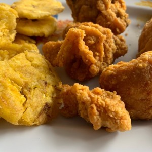 pollo y patacones