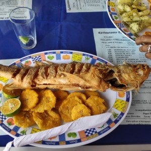 Pescado frito grande con patacones