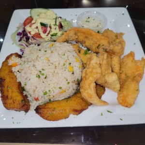 Deditos de pescado con arroz con vegetales, ensalada y tajadas