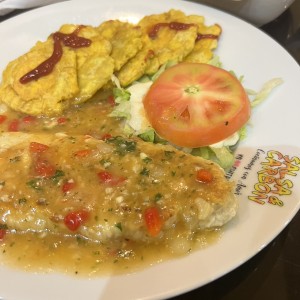 Filete de pescado al ajillo con patacones 