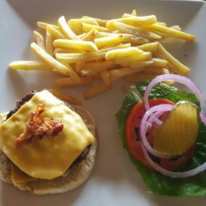 Hamburguesa y Papas Fritas