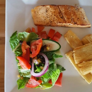 Salmon Ensalada Yuca Frita 