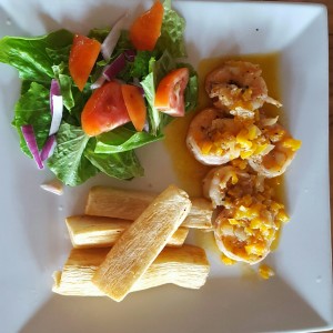 Camarones Ensalada Yuca Frita 