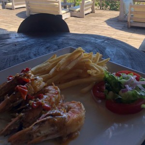 Langostinos al Ajillo con Papas Fritas