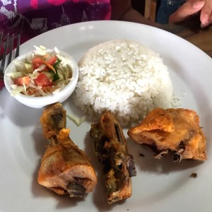 Pollo Frito con Arroz Blanco y Ensalada