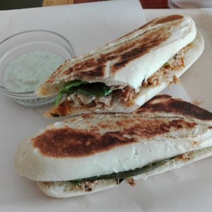 Sandwich de pollo y cebollas caramelizadas