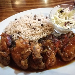 Alitas horneadas en salsa BBQ y toque de picante con arroz con coco y guandu y cole slaw