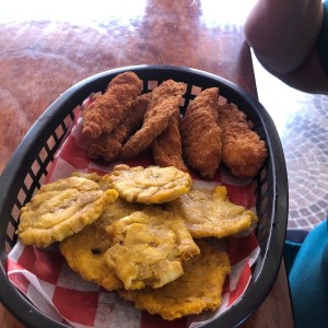 Chicken Fingers con Patacones